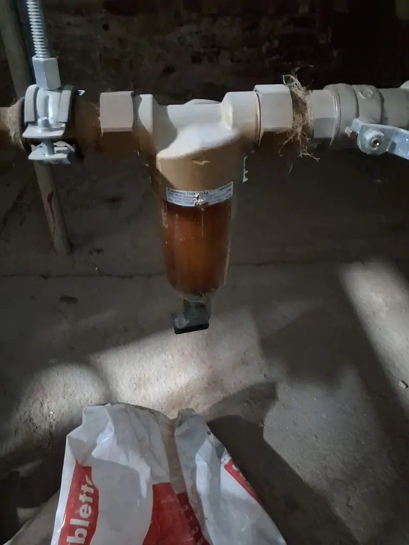 Filtr na potrubí s hnědě zabarvenou vložkou