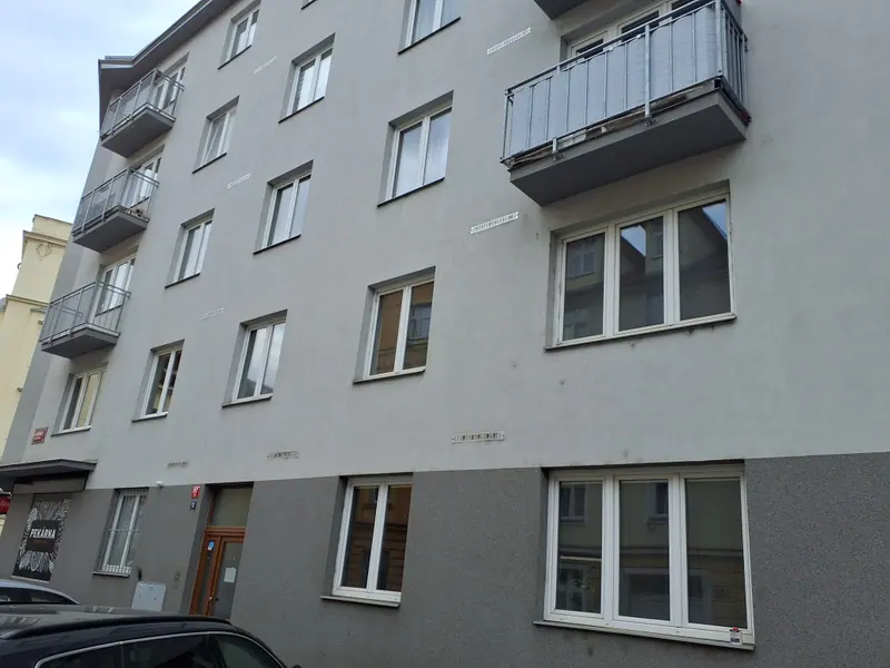 Fasáda pražského bytového domu, kde proběhla kontrola systému vytápění