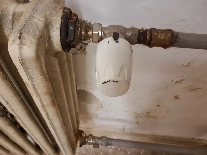 Termostatický ventil na litinovém radiátoru v bytovém domě