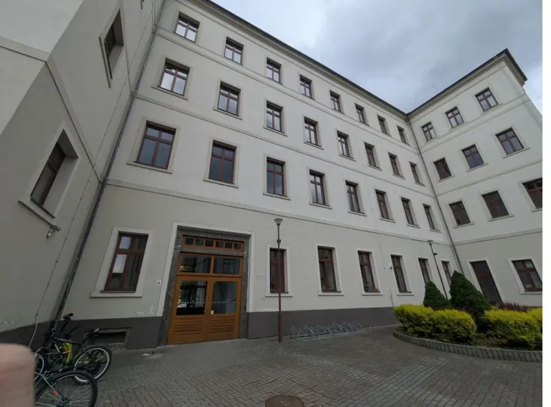 Nádvoří historické budovy Gymnázia Písek, kde proběhla kontrola systému vytápění