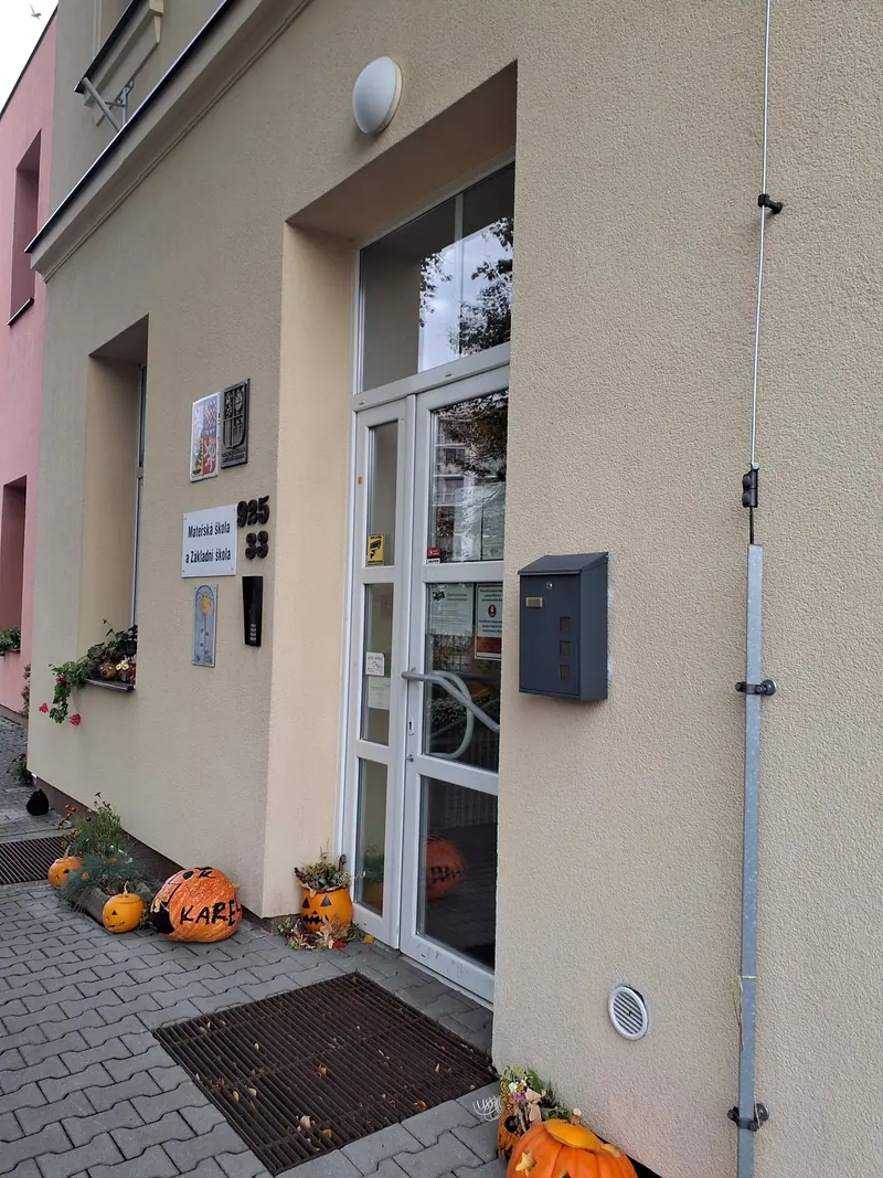 Vchod do budovy mateřské a základní školy v Táboře