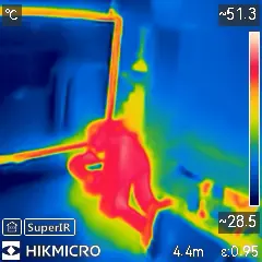 Termovizní snímek: Neizolovaná armatura na izolovaném potrubí