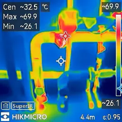 Termovizní snímek: Armatury na potrubí – nejteplejší místo kolem 70 °C bez izolace