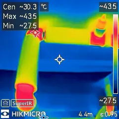 Termovizní snímek: Potrubí v kotelně – teplo uniká v kolenech a spojích