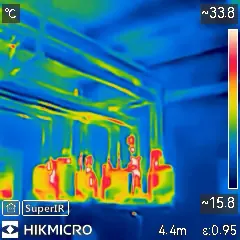 Termovizní snímek: Rozdělovač (technická místnost / předávací stanice) – teplé armatury a ventily bez izolace