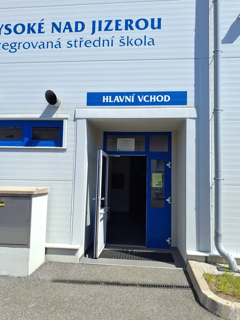 Hlavní vchod Integrované střední školy ve Vysokém nad Jizerou